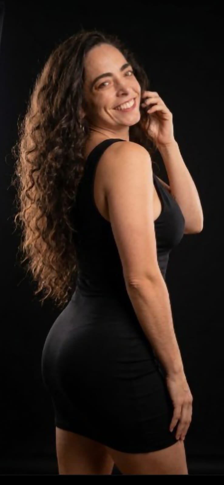 Valentina Ferrer em vestido preto