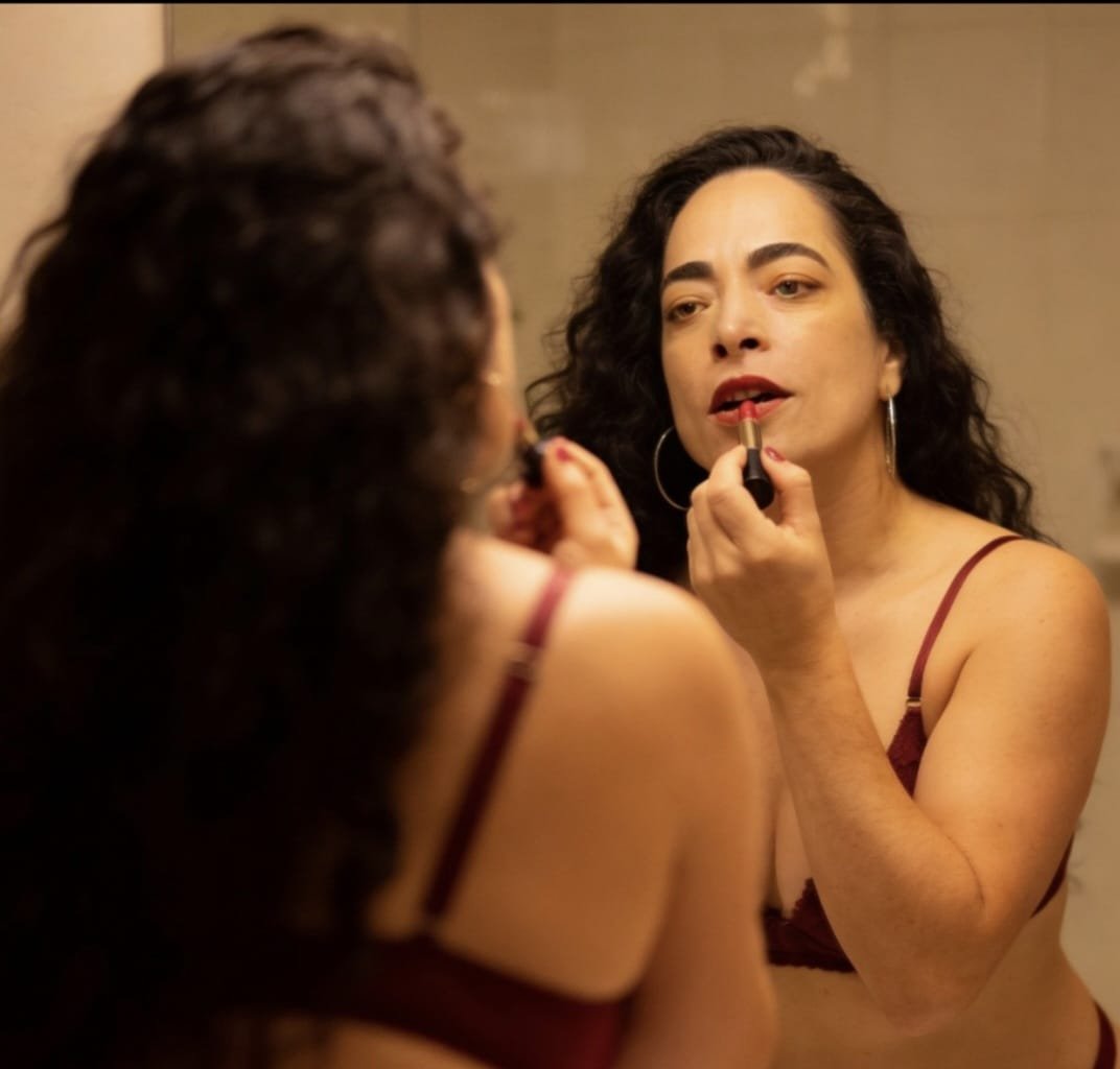 Valentina Ferrer em ensaio de lingerie preta